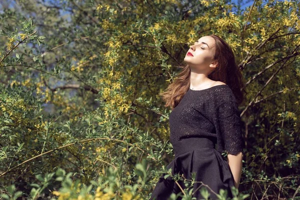 Yeşil parkta Nisan yürüyüş