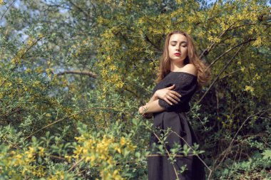 Yeşil parkta Nisan yürüyüş