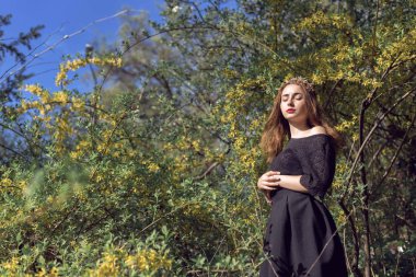 Yeşil parkta Nisan yürüyüş