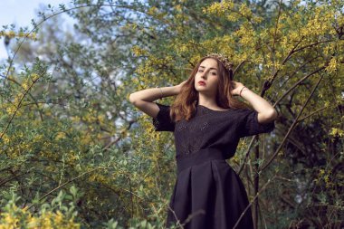 Yeşil parkta Nisan yürüyüş