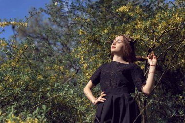 Yeşil parkta Nisan yürüyüş