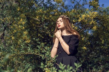 Yeşil parkta Nisan yürüyüş