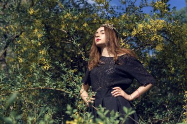 Yeşil parkta Nisan yürüyüş