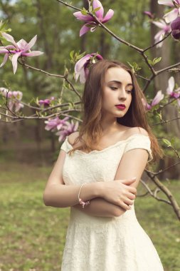 Yeşil parkta Nisan yürüyüş