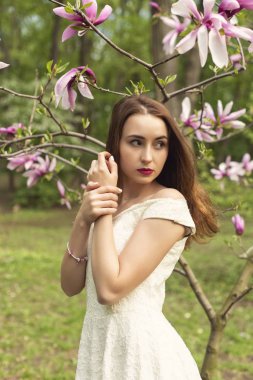 Yeşil parkta Nisan yürüyüş