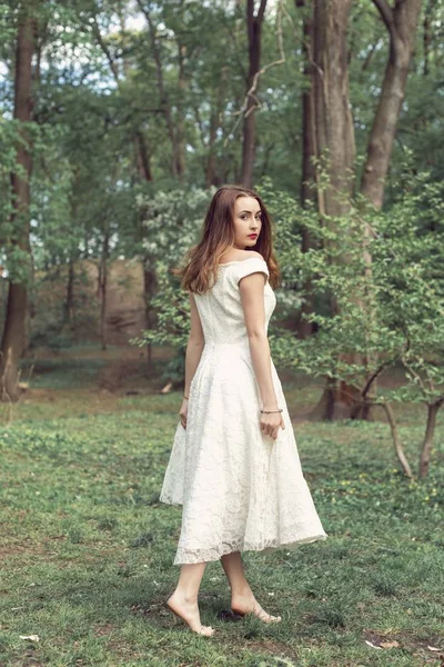 Yeşil parkta Nisan yürüyüş