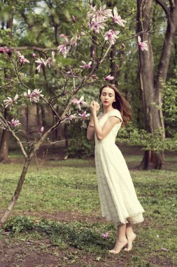 Yeşil parkta Nisan yürüyüş