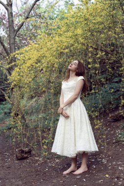 Yeşil parkta Nisan yürüyüş