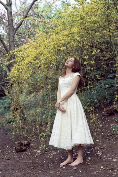 Yeşil parkta Nisan yürüyüş