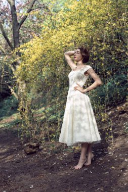 Yeşil parkta Nisan yürüyüş