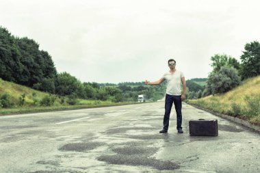 Karayolu üzerinde bavulla Turizm