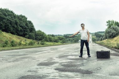 Karayolu üzerinde bavulla Turizm