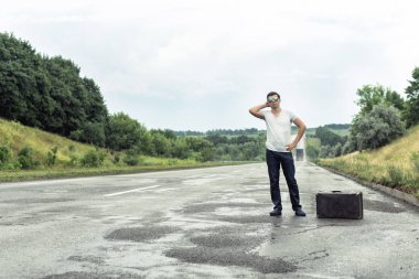 Karayolu üzerinde bavulla Turizm