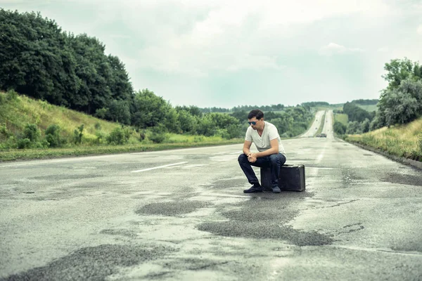 Karayolu üzerinde bavulla Turizm