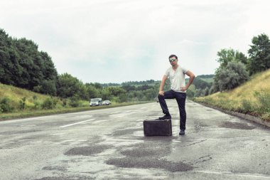 Karayolu üzerinde bavulla Turizm