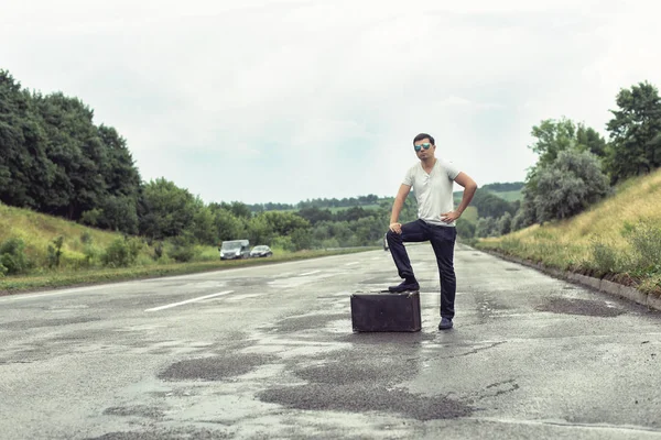 Karayolu üzerinde bavulla Turizm