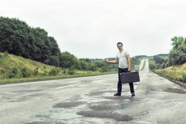 Karayolu üzerinde bavulla Turizm