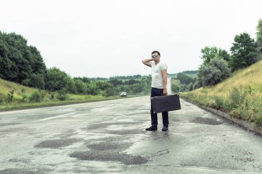 Karayolu üzerinde bavulla Turizm