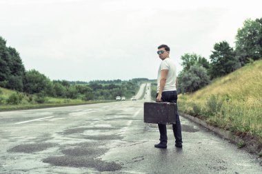 Karayolu üzerinde bavulla Turizm