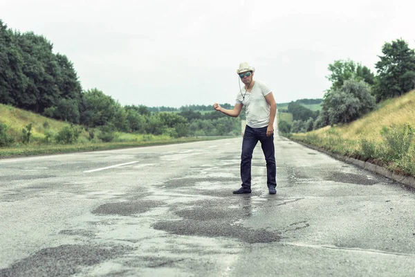 Karayolu üzerinde bavulla Turizm