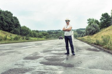 Karayolu üzerinde bavulla Turizm