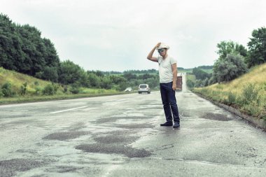 Karayolu üzerinde bavulla Turizm