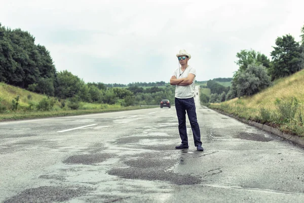 Karayolu üzerinde bavulla Turizm