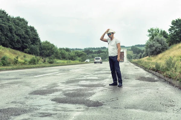Karayolu üzerinde bavulla Turizm