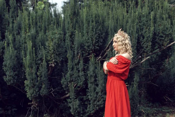 Parkta kıvırcık saçlı sarışın