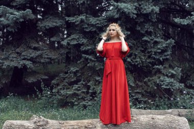 Parkta kıvırcık saçlı sarışın