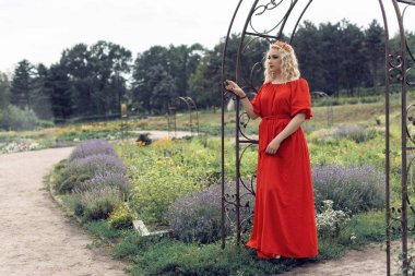 Parkta kıvırcık saçlı sarışın