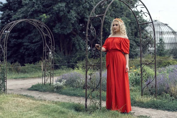 Parkta kıvırcık saçlı sarışın