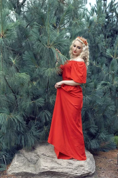 Parkta kıvırcık saçlı sarışın