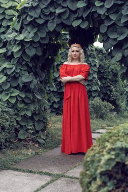 Parkta kıvırcık saçlı sarışın