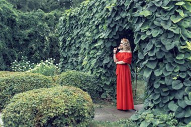 Parkta kıvırcık saçlı sarışın