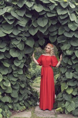 Parkta kıvırcık saçlı sarışın