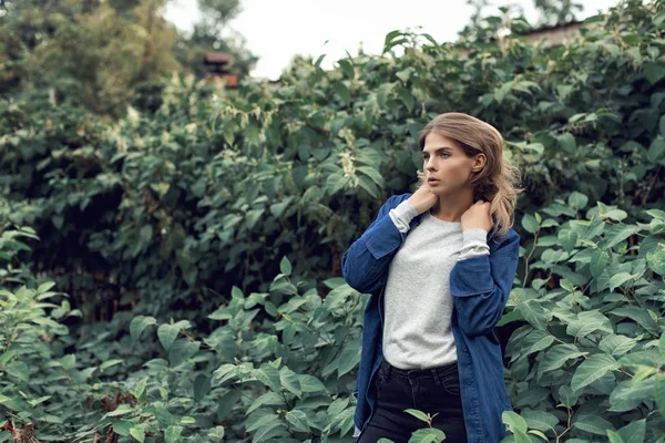 Bir genç kız ile sonbahar yürüyüş