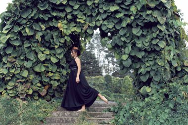 Parkta siyah elbiseli ince esmer