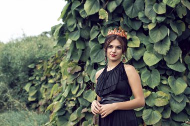 Parkta siyah elbiseli ince esmer