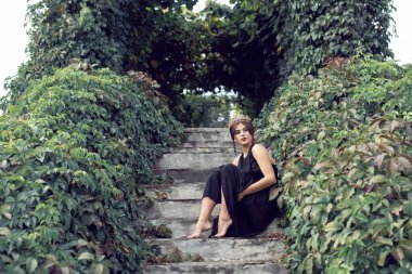 Parkta siyah elbiseli ince esmer