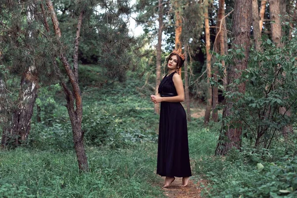公園で黒のドレスで細いブルネット — ストック写真