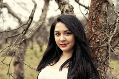 Soğuk bahar yürüyüşte tombul kız