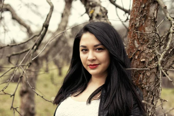 Soğuk bahar yürüyüşte tombul kız