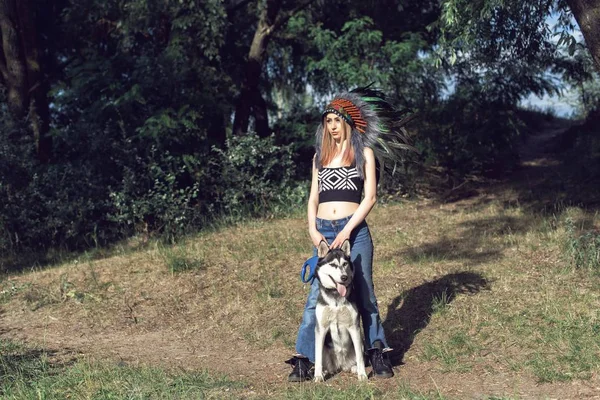 Bir Hint headdress bir köpek ile bir kız