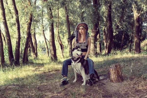 Bir Hint headdress bir köpek ile bir kız