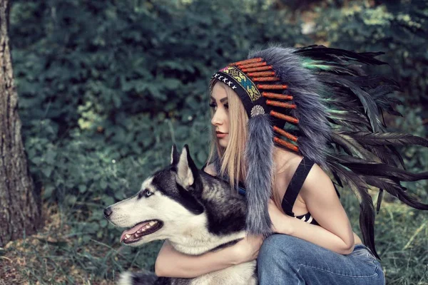Bir Hint headdress bir köpek ile bir kız