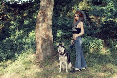 Bir Hint headdress bir köpek ile bir kız