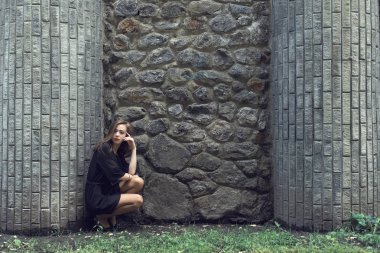 Vintage siyah elbiseli Genç kız