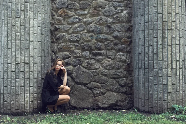 Vintage siyah elbiseli Genç kız