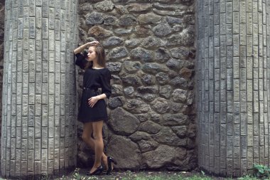 Vintage siyah elbiseli Genç kız